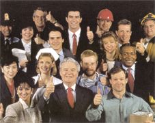 Gruppe lächelnder Menschen in Arbeitskleidung verschiedener Berufe, alle zeigen Daumen hoch.