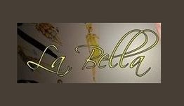 Texto "La Bella" em fonte elegante sobre fundo artístico.