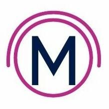 Letra M azul em um círculo rosa com linhas curvas externas.