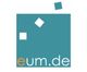 Blaues Quadrat mit weißen Rauten, darunter Text "eum.de" in orange und grau.