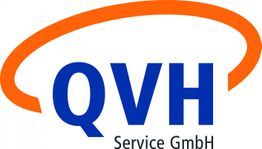 Logo mit blauem „QVH“ und orangefarbenem Bogen, darunter Schriftzug „Service GmbH“.