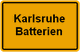 Gelbes Schild mit der schwarzen Aufschrift "Karlsruhe Batterien".