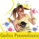 Giovane donna con occhiali e maglietta gialla, sfondo colorato con schizzi di vernice.