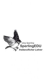 Ein fliegender Vogel neben den Worten "SperlingEDU freiberuflicher Lehrer".