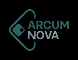 Logo mit Text "ARCUM NOVA", umgeben von einem stilisierten, grünen Symbol, auf schwarzem Hintergrund.