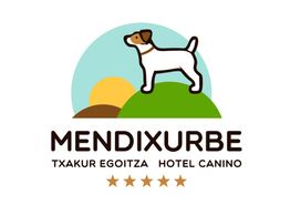 Logotipo de Mendixurbe: perro en colina con fondo de sol, texto y cinco estrellas.