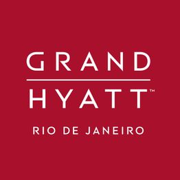 Logotipo do Grand Hyatt Rio de Janeiro sobre fundo vermelho.