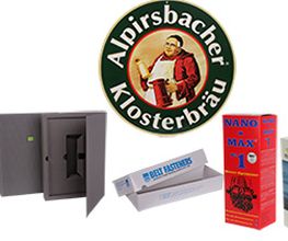 Verschiedene Produktverpackungen und das Logo von Alpirsbacher Klosterbräu in der Bildmitte.