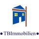 Logo von TBImmobilien: Blaues Haus mit braunem Balken, gelben Fenstern, Text darunter.