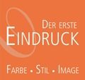 Oranger Hintergrund mit Text: Der erste Eindruck. Farbe - Stil - Image.