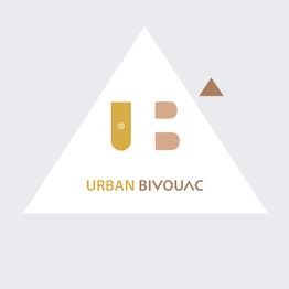 Logo d'Urban Bivouac, stylisé en triangle blanc avec les lettres U et B dorées.