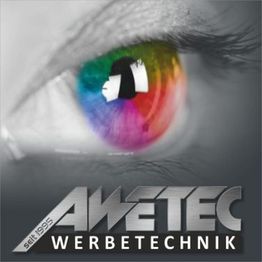 Nahaufnahme eines Auges mit Regenbogeniris, darunter das Logo "AWETEC Werbetechnik seit 1955".