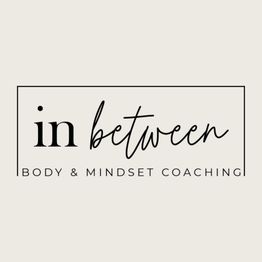 Schriftzug: "in between" mit "Body & Mindset Coaching", schwarzer Text auf hellgrauem Hintergrund.