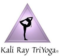 Silhouette einer Yoga-Pose im Triangle; Text: "Kali Ray TriYoga".