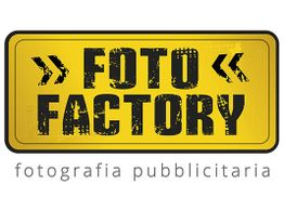 Cartello giallo con testo: "Foto Factory". Sotto, scritto "fotografia pubblicitaria".