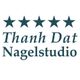 Fünf Sterne über Schriftzug „Thanh Dat Nagelstudio“ auf weißem Hintergrund.