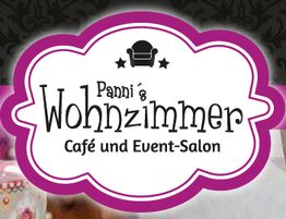 Logo von "Panni's Wohnzimmer" mit Sessel, Café und Event-Salon in lila Rahmen.