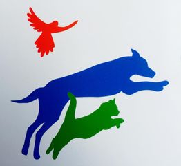 Bunte Silhouetten eines roten Vogels, eines blauen Hundes und einer grünen Katze in Bewegung.
