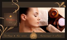 Frau bei Wellness-Massage mit Handtüchern und Ölen, Beschreibung: Sarithaya Thai-Massagen.