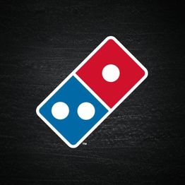 Logotipo de uma peça de dominó em vermelho e azul sobre fundo preto.