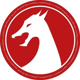 Ilustração de um dragão branco em fundo vermelho circular com texto decorativo na borda.