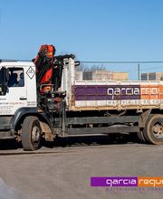 Camión de carga "Garcia Reguera" en un sitio de construcción, estacionado y vacío.