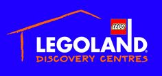 Logo der Legoland Discovery Centres mit orangem Dach auf blauem Hintergrund.