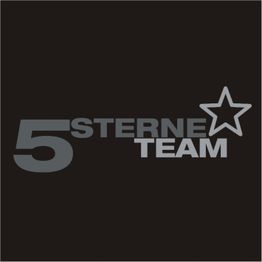 5 Sterne Team Logo auf schwarzem Hintergrund mit einem stilisierten Stern.