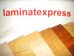 Laminatproben in verschiedenen Holztönen unter dem Schriftzug "laminatexpress".