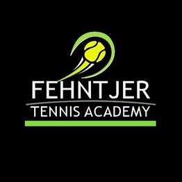 Logo der Fehntjer Tennis Academy mit grünem Tennisschläger und Ball auf schwarzem Hintergrund.