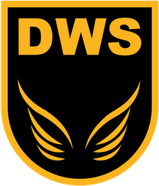 Ein schwarzes Wappen mit gelbem Rand, der Aufschrift "DWS" und stilisierten gelben Flügeln.