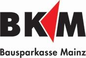 Logo der BKM Bausparkasse Mainz mit schwarzer Schrift und rotem Akzent im Buchstaben K.