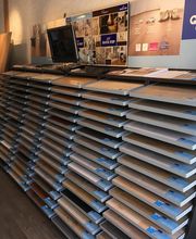 Mehrere Schichten Laminatboden-Muster in einem Geschäft mit dem Schild „Quick-Step“.