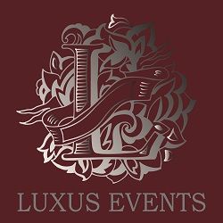 Silbernes Logo mit floralem Muster, Buchstabe "L" und Text "Luxus Events" auf rotem Hintergrund.