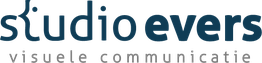 "Logo van Studio Evers met tekst: 'visuele communicatie' in blauwe en zwarte letters."
