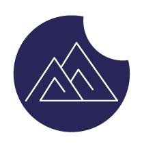 Blaues rundes Logo mit weißen Berglinien und ausgeschnittenem Kreis am Rand.