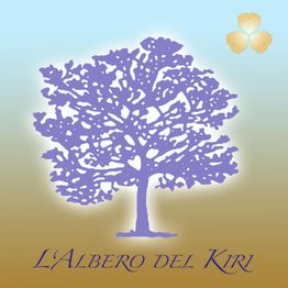 Illustrazione di un albero viola su sfondo azzurro e marrone con testo "L'Albero del Kiri".