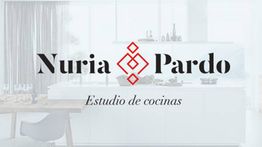 Logo de "Nuria Pardo Estudio de cocinas" sobre fondo de cocina moderna.