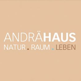 Text "ANDRÄHAUS NATUR . RAUM . LEBEN" auf beigem Hintergrund.