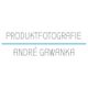 Text: "Produktfotografie André Gawanka" in grauer Schrift, unterstrichen mit einer blauen Linie.
