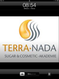 Tablet-Bildschirm mit Terra Nada Logo und Text: "Sugar & Cosmetic Akademie", Uhrzeit 08:54