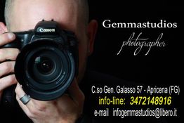 Fotografo con fotocamera Canon, informazioni di contatto Gemmastudios a destra in testo bianco.