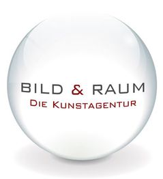 Glaskugel mit dem Text "Bild & Raum, Die Kunstagentur" in Schwarz und Rot auf weißem Hintergrund.