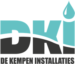 Logo van DKI met een blauwe druppel en de tekst "De Kempen Installaties" in zwart.