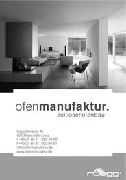 Modernes Wohnzimmer mit grauem Kamin, minimalistischen Möbeln und großen Fenstern.