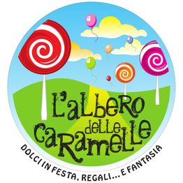 Logo con alberi di caramelle colorate, nuvole, e scritta "L'albero delle caramelle".