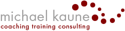 Logo mit Text "michael kaune, coaching, training, consulting" und roten Punkten in Wellenform.
