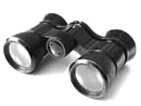 Schwarzes Fernglas vor weißem Hintergrund, leicht schräg nach links ausgerichtet.