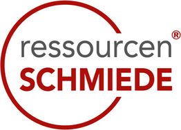 Logo mit Text "ressourcen SCHMIEDE", roter Ring umschließt den Schriftzug teilweise.