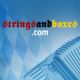 Schriftzug "stringsandboxes.com" vor blau-weißem Hintergrund mit Akkordeon.